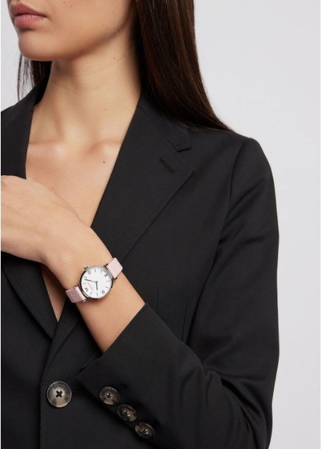 une femme avec une montre armani à la main